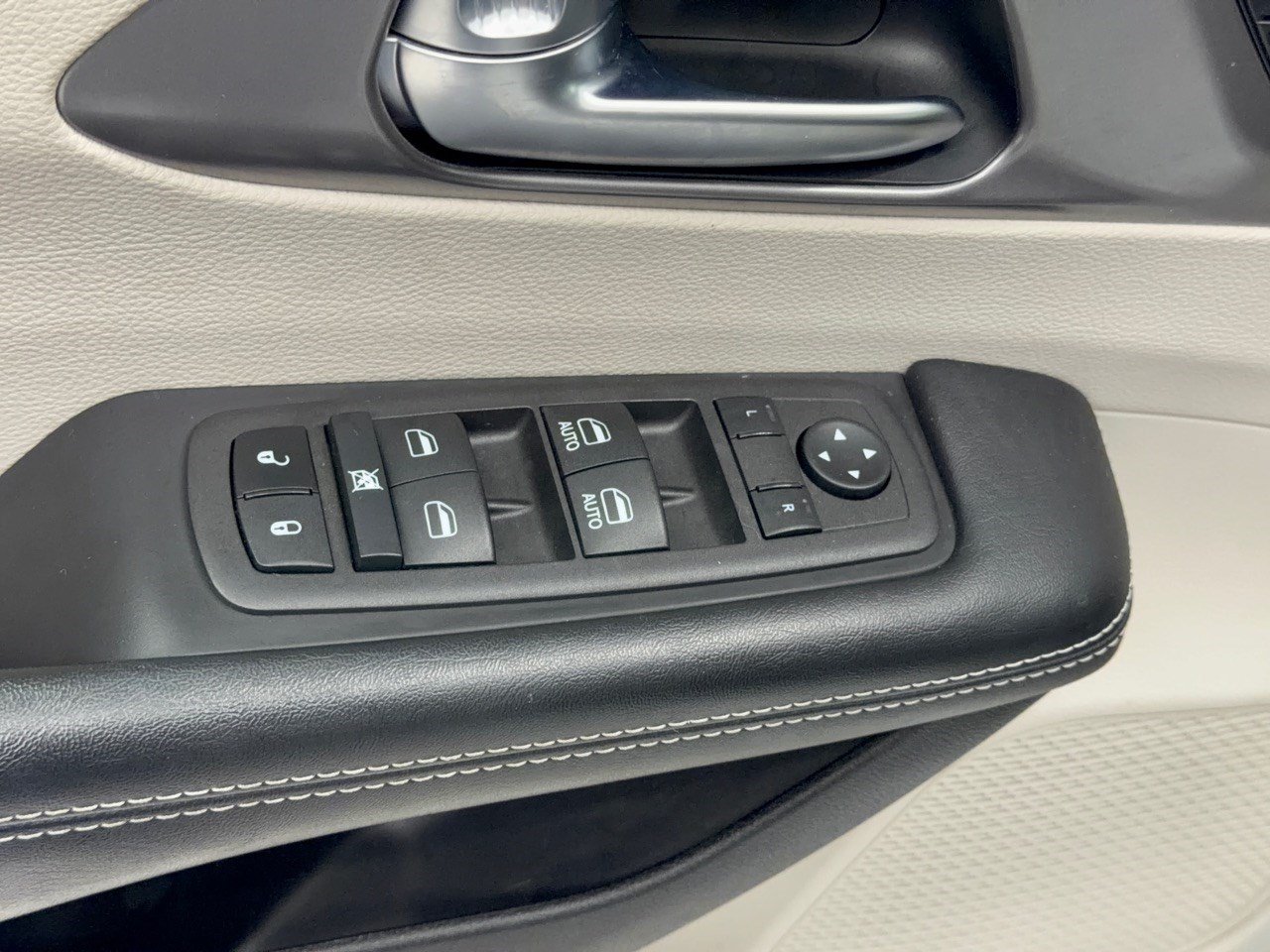 Used 2022 Chrysler Pacifica Touring-L FWD image 15