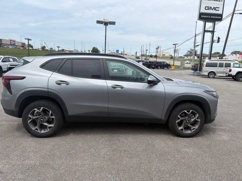 Used 2025 Chevrolet Trax LT FWD image 14