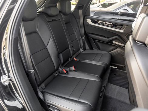 Certified 2025 Porsche Cayenne E-Hybrid AWD/4WD image 35