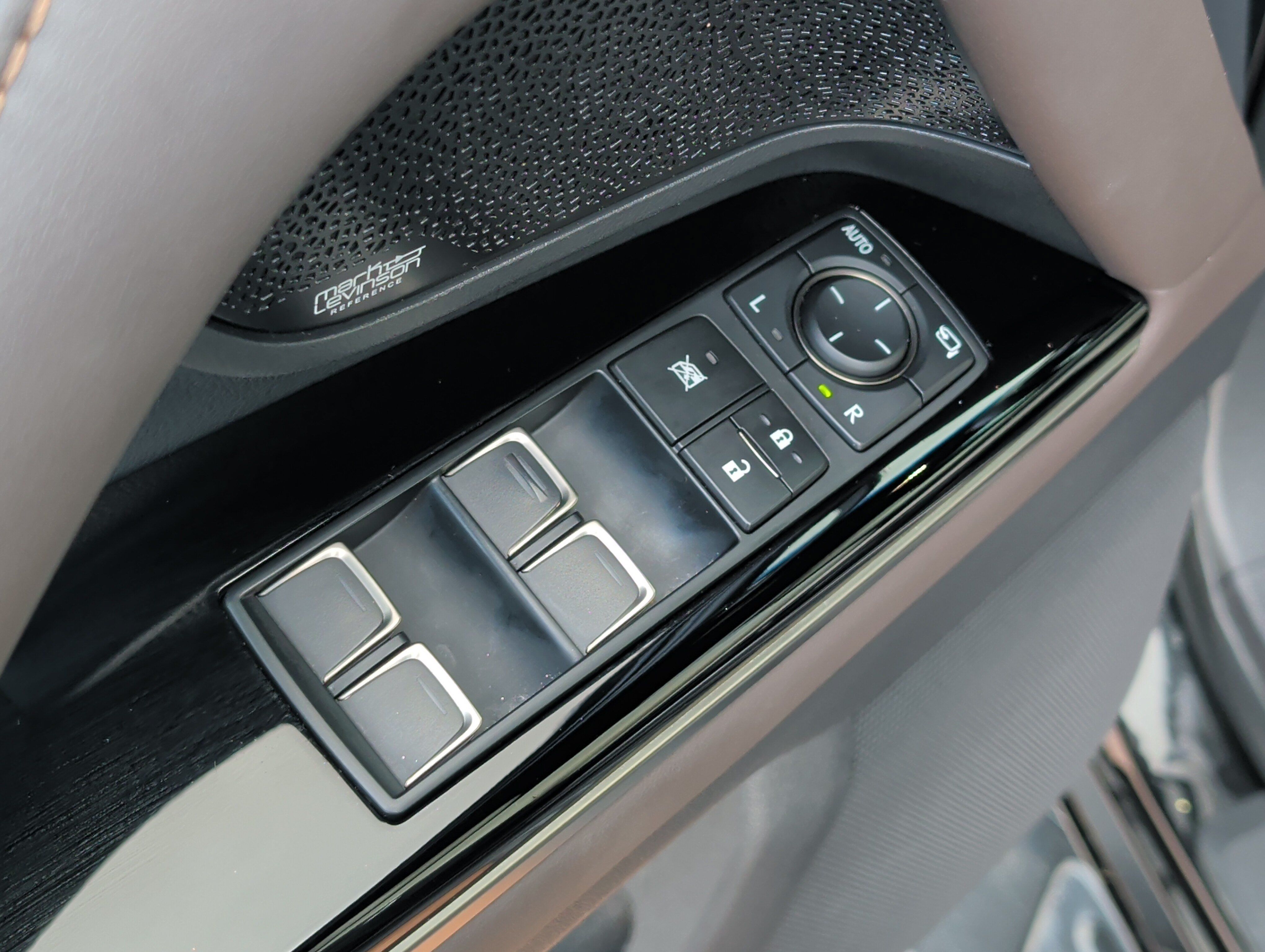 Used 2022 Lexus LX 600 4WD w/ Appearance Package image 9