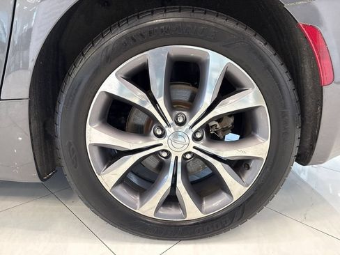 Used 2020 Chrysler Pacifica Limited w/ Tire & Wheel Group FWD image 46