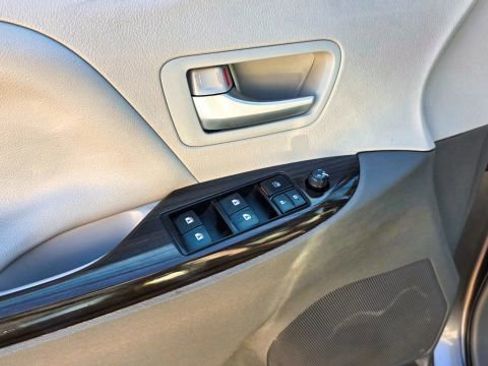 Used 2017 Toyota Sienna XLE Premium w/ Cargo Management Package image 10