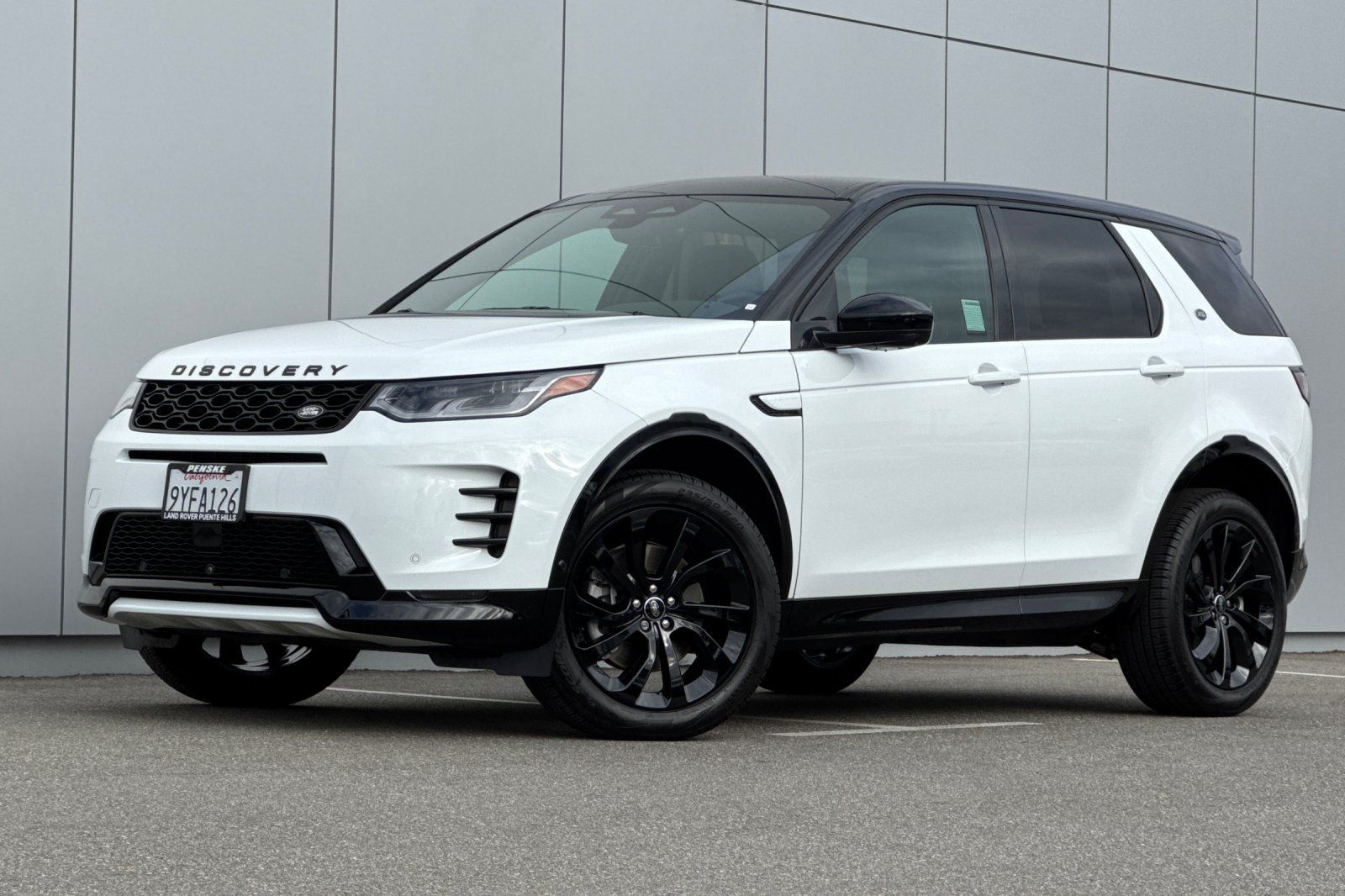 Used 2025 Land Rover Discovery Sport Dynamic SE AWD/4WD image 1