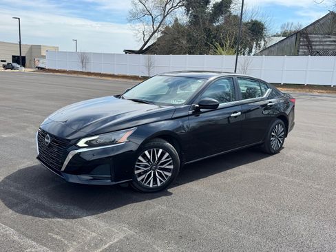 Used 2023 Nissan Altima 2.5 SV w/ SV Premium Package image 1