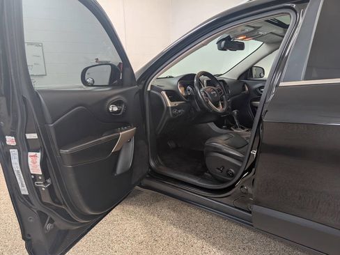 Used 2017 Jeep Cherokee Limited w/ Luxury Group image 6