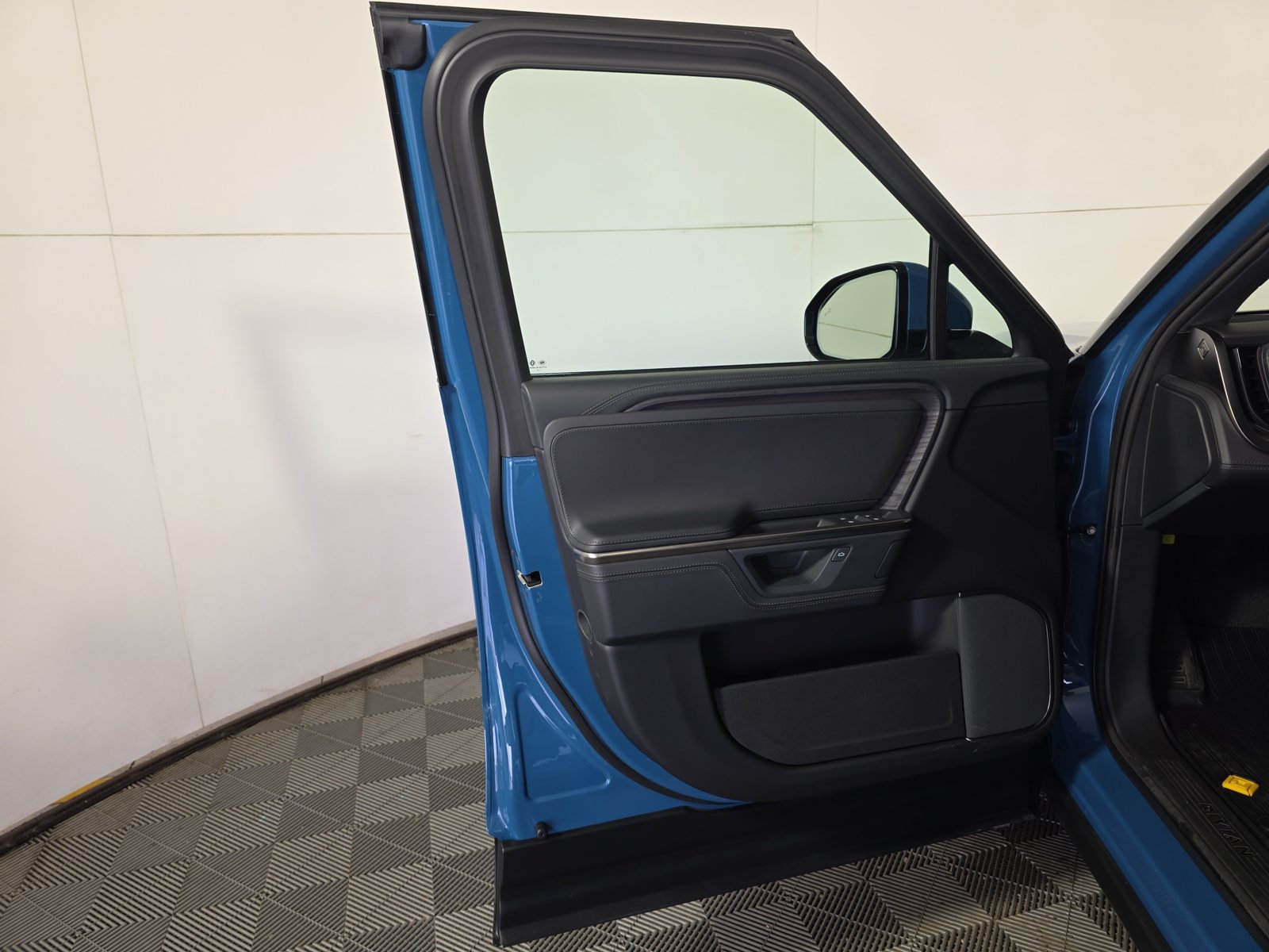 Used 2025 Rivian R1S Adventure Dual AWD/4WD image 16