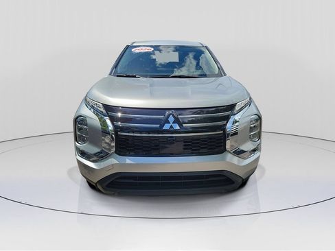 Used 2026 Mitsubishi Outlander ES FWD image 2