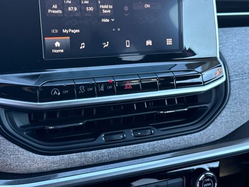 Used 2025 Jeep Compass Latitude image 23