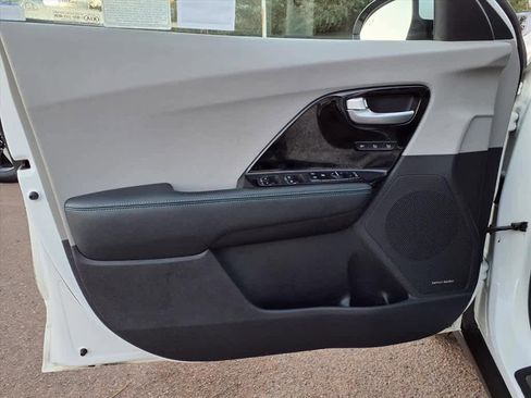 Used 2017 Kia Niro Touring image 12