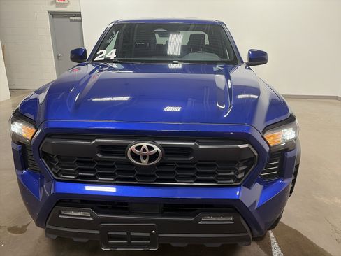 Used 2024 Toyota Tacoma TRD Off-Road image 8