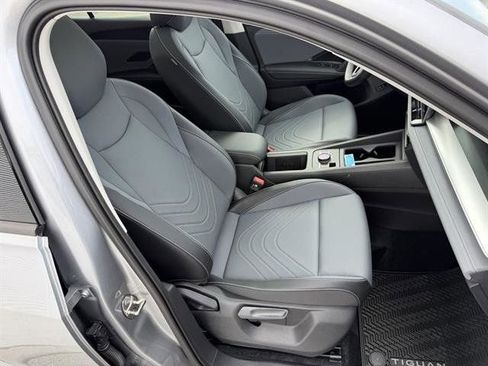 New 2025 Volkswagen Tiguan SE image 20