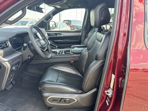 Used 2025 Jeep Wagoneer 4WD image 11