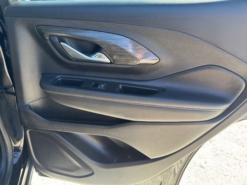 Used 2024 GMC Terrain SLT image 17