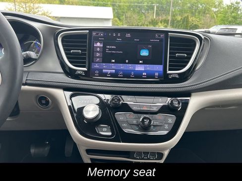 Used 2022 Chrysler Pacifica Touring-L FWD image 20