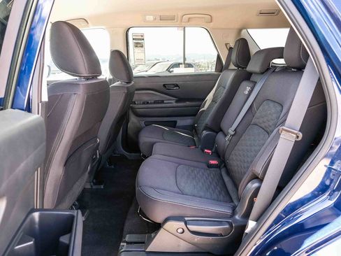 Used 2024 Nissan Pathfinder SV FWD image 17