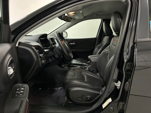 Used 2019 Jeep Cherokee Trailhawk image 4