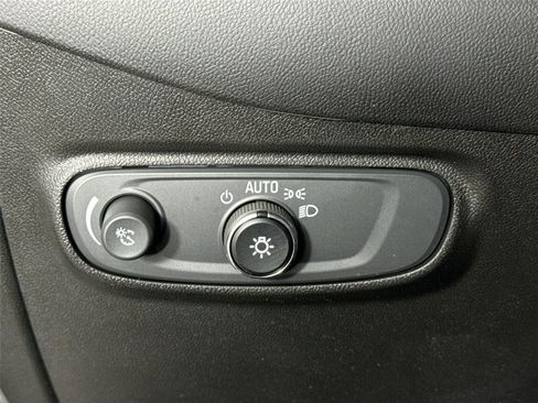 Used 2021 Chevrolet Equinox LS w/ LS Convenience Package image 13