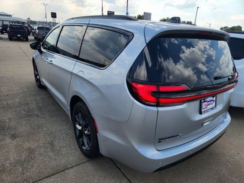 New 2026 Chrysler Pacifica Select w/ S Appearance Package FWD image 4