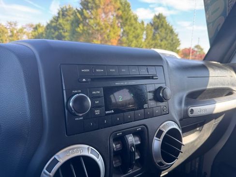 Used 2018 Jeep Wrangler Unlimited Sahara image 25