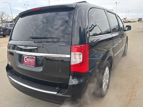 Used 2016 Chrysler Town & Country Touring image 3