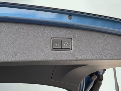 Used 2018 Volkswagen Tiguan SEL Premium image 20