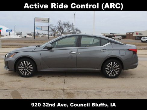 Used 2023 Nissan Altima 2.5 SV w/ SV Premium Package AWD/4WD image 12