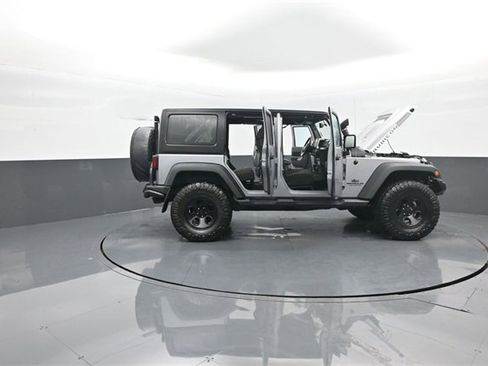 Used 2017 Jeep Wrangler Unlimited Rubicon w/ Connectivity Group image 36