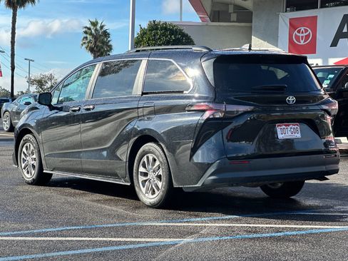 Used 2024 Toyota Sienna XLE image 3