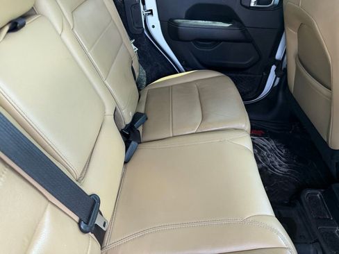 Used 2018 Jeep Wrangler Unlimited Sahara AWD/4WD image 18