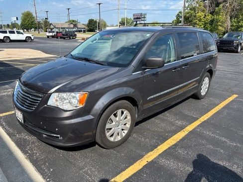 Used 2016 Chrysler Town & Country Touring FWD image 1