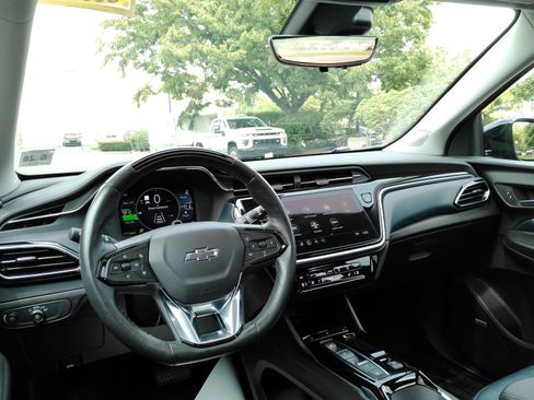 Used 2023 Chevrolet Bolt EUV Premier w/ Sun & Sound Package FWD image 9