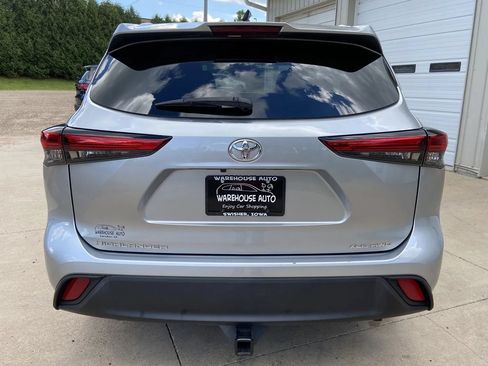 Used 2023 Toyota Highlander XLE AWD/4WD image 6
