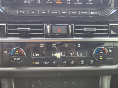 Used 2023 Nissan Pathfinder SL AWD/4WD image 15
