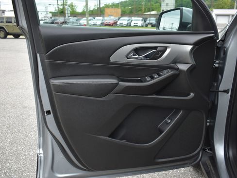 Used 2023 Chevrolet Traverse LT FWD image 11