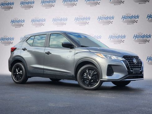 Used 2022 Nissan Kicks S image 2