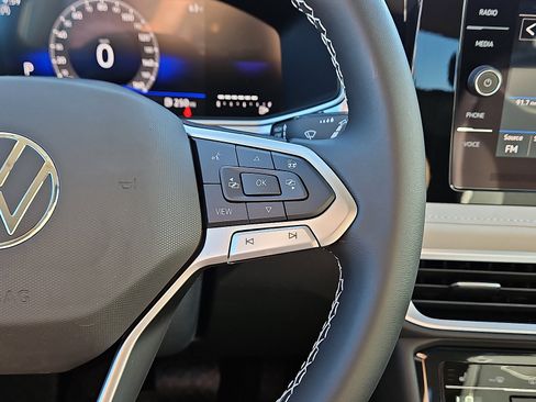 New 2026 Volkswagen Taos SE image 17