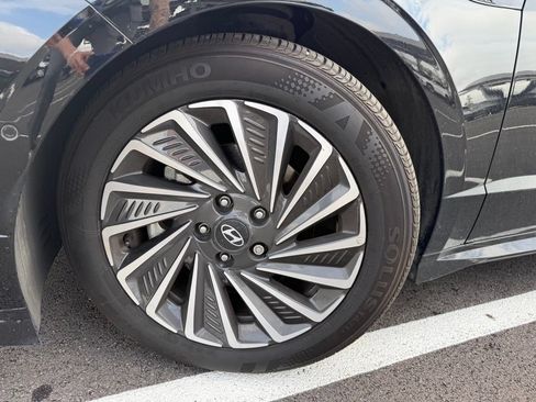 Certified 2025 Hyundai Sonata Limited FWD image 9