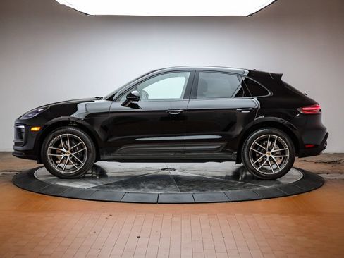Certified 2025 Porsche Macan AWD/4WD image 2