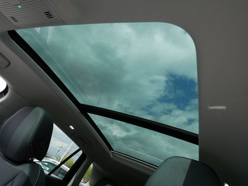 Certified 2025 Volkswagen Tiguan SE w/ Panoramic Sunroof Package AWD/4WD image 32
