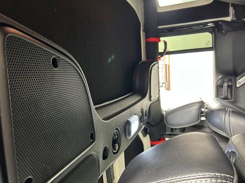 Used 2017 Jeep Wrangler Unlimited Rubicon AWD/4WD image 19