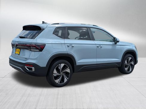 Certified 2025 Volkswagen Taos SE w/ Panoramic Sunroof Package AWD/4WD image 7