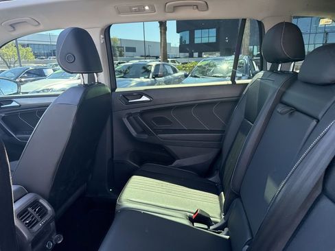 Used 2023 Volkswagen Tiguan SE w/ Panoramic Sunroof Package image 17