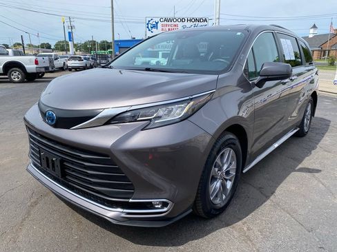 Used 2023 Toyota Sienna XLE FWD image 7