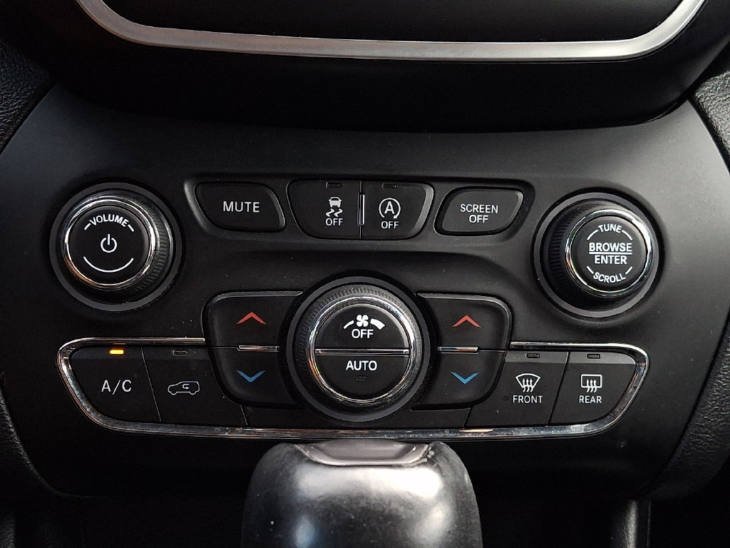 Used 2019 Jeep Cherokee Latitude Plus w/ Comfort/Convenience Group AWD/4WD image 20