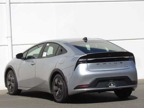 Used 2026 Toyota Prius Plug-In Hybrid FWD image 5