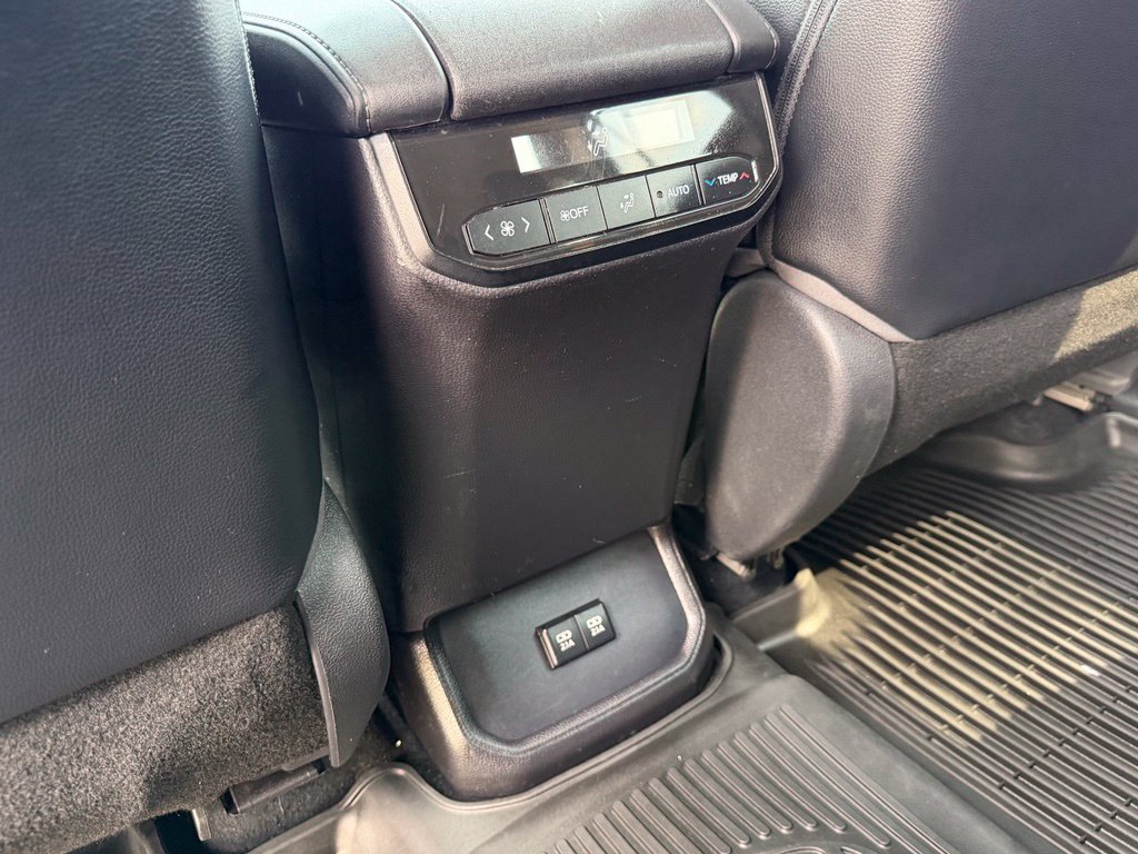 Used 2020 Toyota Highlander XLE AWD/4WD image 21