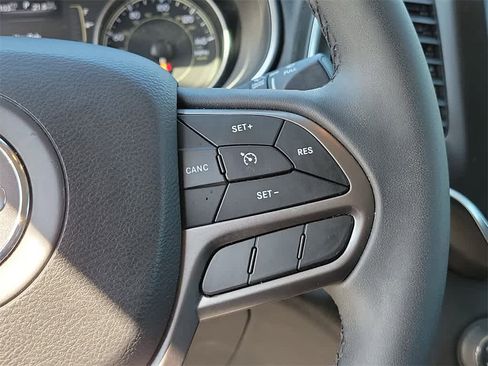 Used 2020 Jeep Cherokee Latitude Plus image 27