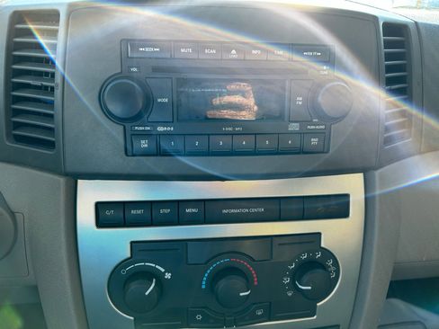 Used 2005 Jeep Grand Cherokee Laredo image 23