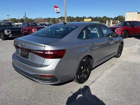 Certified 2025 Volkswagen Jetta SE w/ Sunroof Package image 7