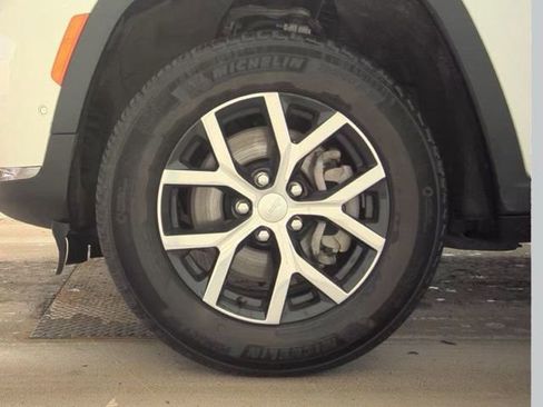 Used 2024 Jeep Grand Cherokee L Limited w/ Luxury Tech Group II image 23